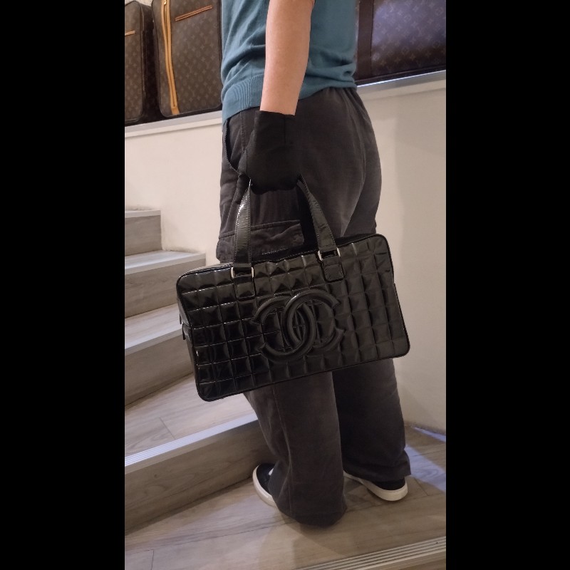 Chanel 黑亮皮方格吐司型手提波士頓包-4