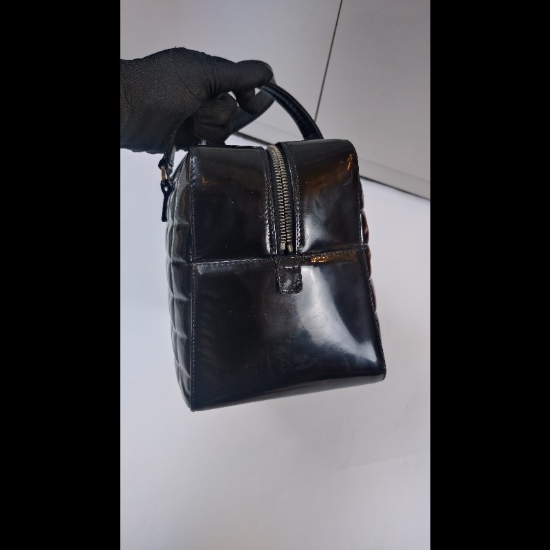 Chanel 黑亮皮方格吐司型手提波士頓包-15