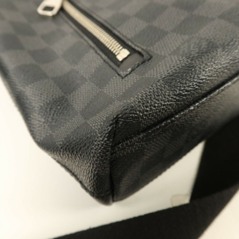 LOUIS VUITTON Damier Graphite Mick PM銀扣肩背袋-10