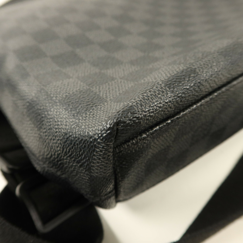 LOUIS VUITTON Damier Graphite Mick PM銀扣肩背袋-12