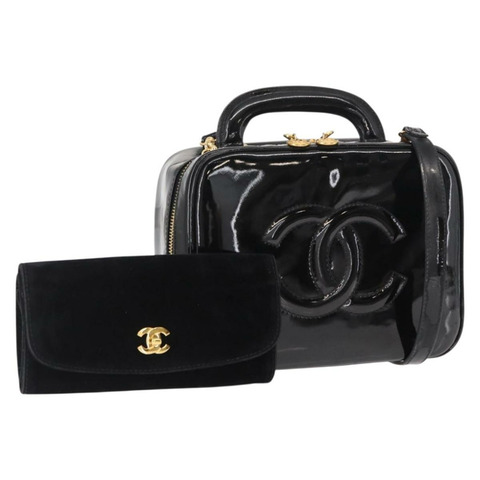 香奈兒 (CHANEL) 漆皮雙肩包，黑色金色雙C標誌，貨號 146552V