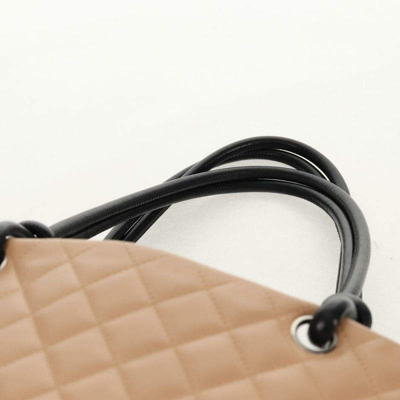 【日本直送】香奈兒 Cambon 系列大號絎縫手袋，小牛皮材質，米色，銀色雙C標誌，正品編號 158004V-14