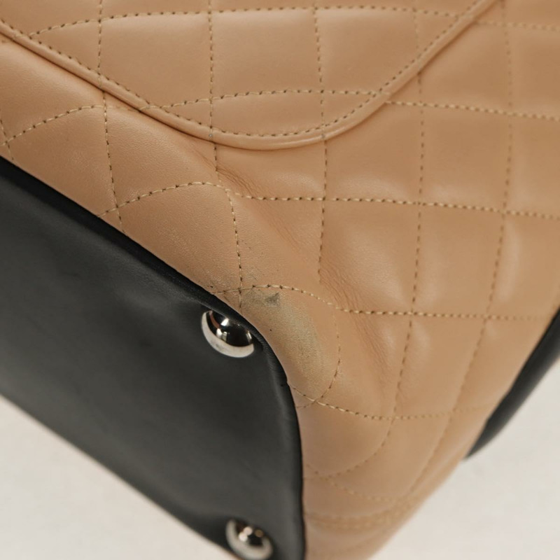 【日本直送】香奈兒 Cambon 系列大號絎縫手袋，小牛皮材質，米色，銀色雙C標誌，正品編號 158004V-18