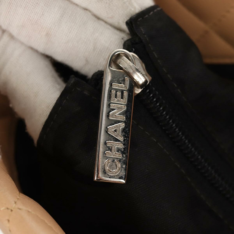 【日本直送】香奈兒 Cambon 系列大號絎縫手袋，小牛皮材質，米色，銀色雙C標誌，正品編號 158004V-19