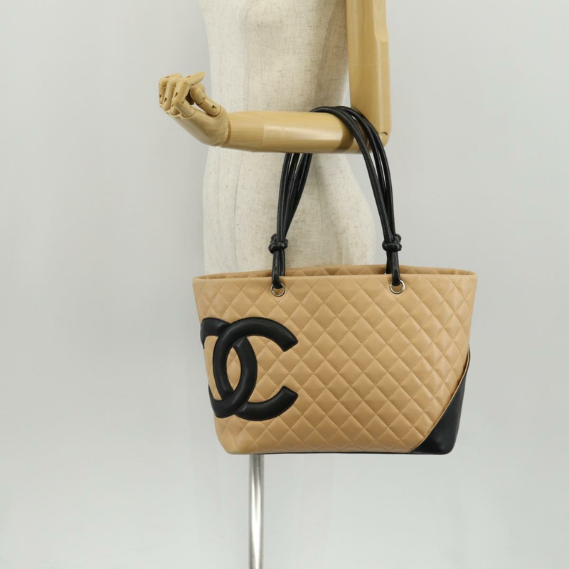 【日本直送】香奈兒 Cambon 系列大號絎縫手袋，小牛皮材質，米色，銀色雙C標誌，正品編號 158004V-26