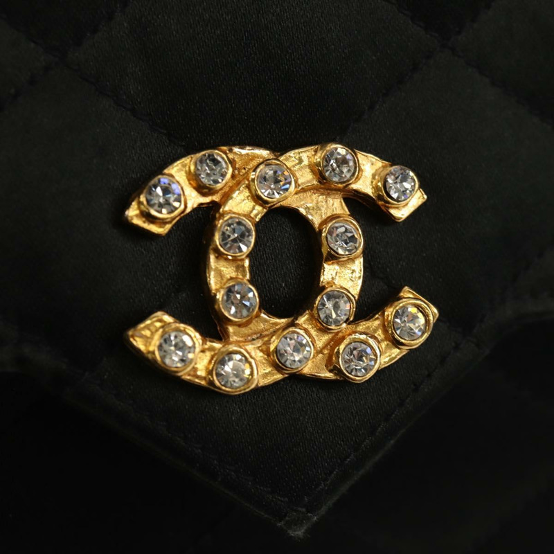 【日本直送】香奈兒 (CHANEL) 菱格紋鏈條肩背包，緞面黑色，金色雙C標誌，貨號 158093V-18