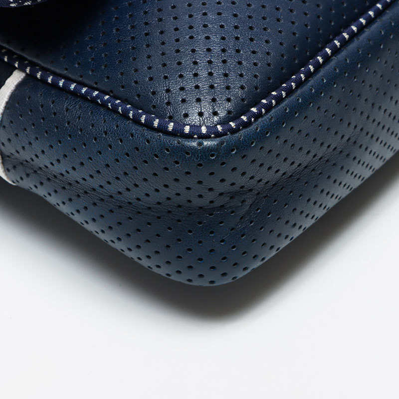 香奈兒 2004 年運動系列鏈條旋扣肩背包，海軍藍，WS11677-4