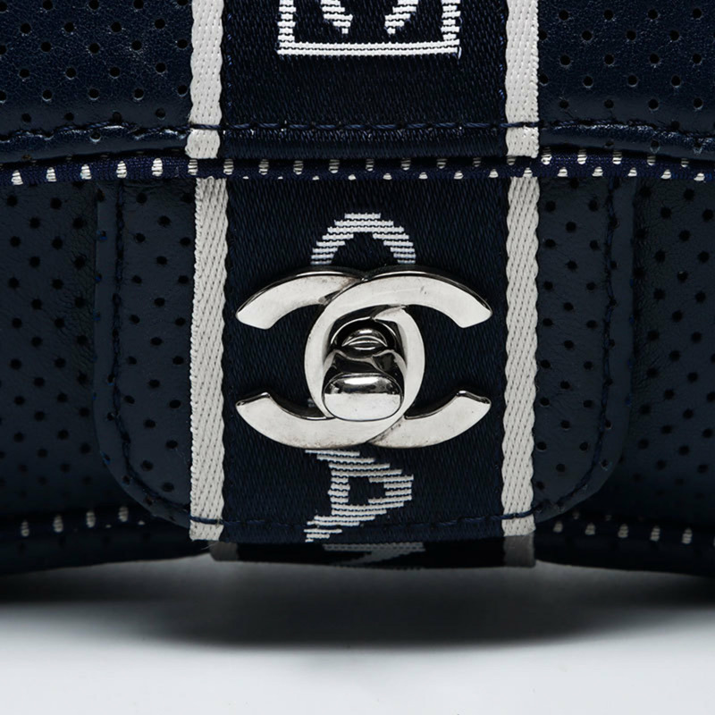 香奈兒 2004 年運動系列鏈條旋扣肩背包，海軍藍，WS11677-7