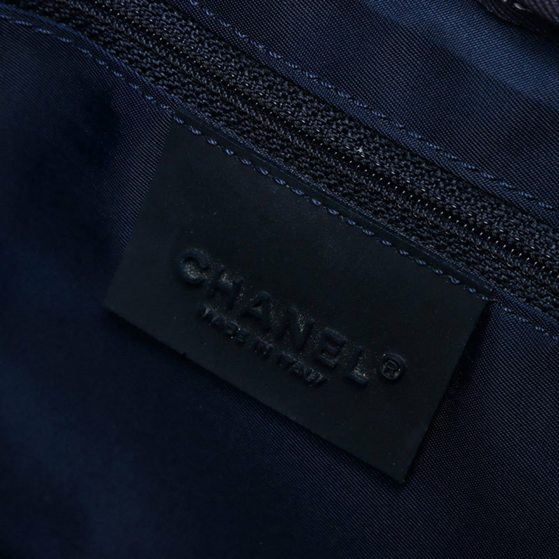 香奈兒 2004 年運動系列鏈條旋扣肩背包，海軍藍，WS11677-10