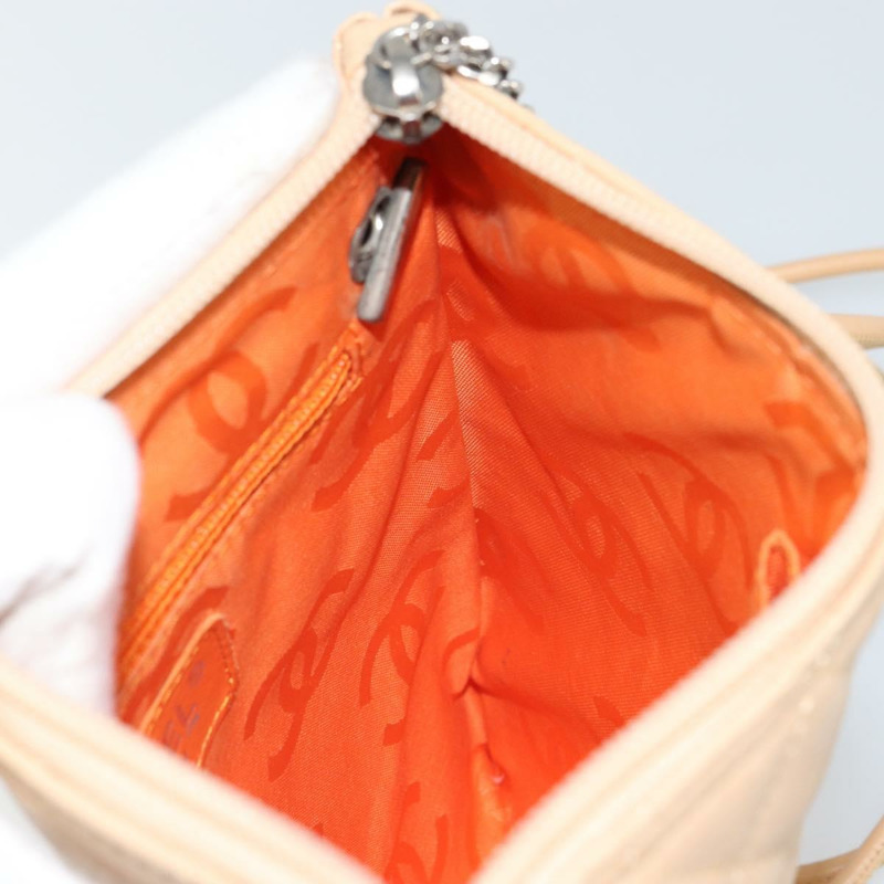 【日本直送】香奈兒 Cambon 系列絎縫肩背包，米色皮革，銀色雙C標誌，貨號 163611A-17