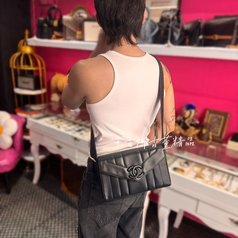 Chanel 皮logo 粗背帶羊皮斜背包/王吉娜古董精品