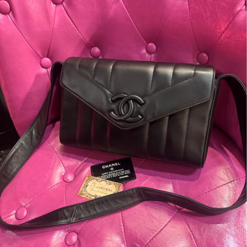 Chanel 皮logo 粗背帶羊皮斜背包/王吉娜古董精品-1