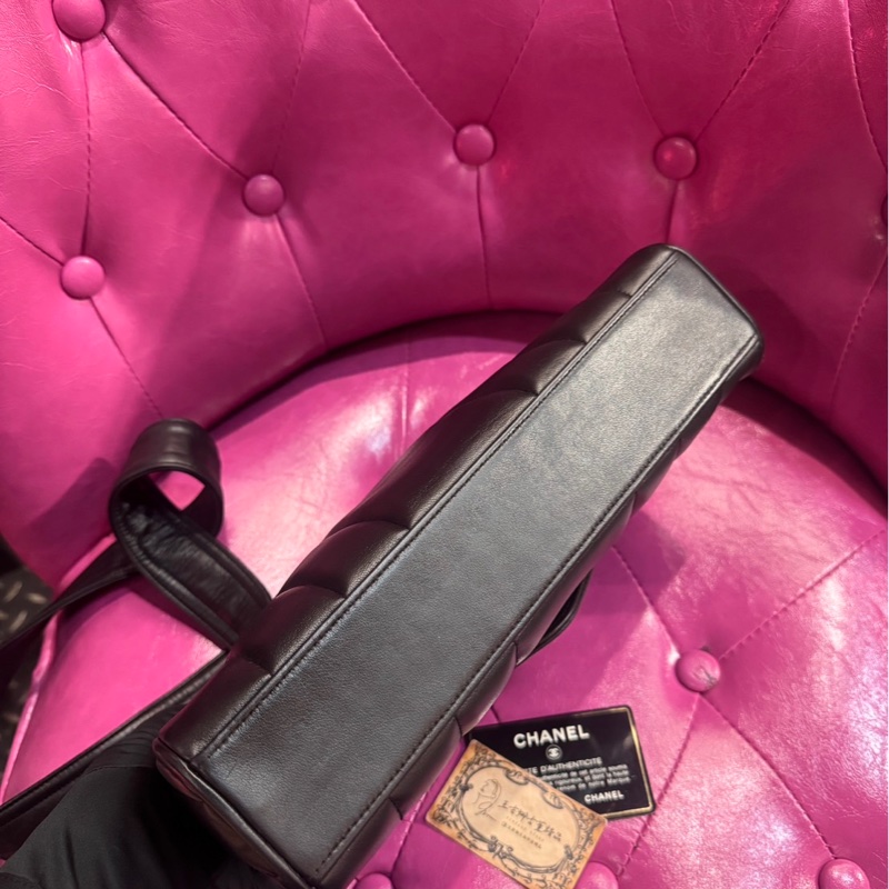 Chanel 皮logo 粗背帶羊皮斜背包/王吉娜古董精品-5