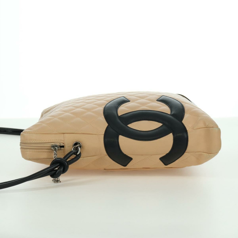 【日本直送】香奈兒 Cambon 系列絎縫單肩包，羊皮材質，米色/黑色，CC 認證，型號 am10849V-5