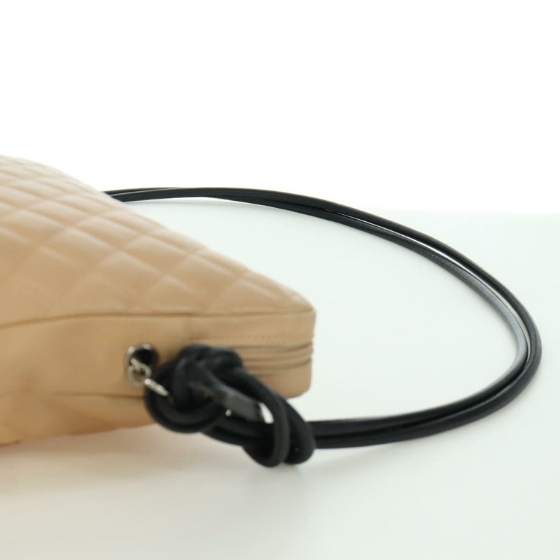 【日本直送】香奈兒 Cambon 系列絎縫單肩包，羊皮材質，米色/黑色，CC 認證，型號 am10849V-9