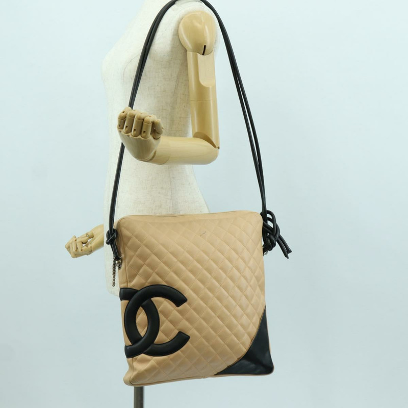 【日本直送】香奈兒 Cambon 系列絎縫單肩包，羊皮材質，米色/黑色，CC 認證，型號 am10849V-24