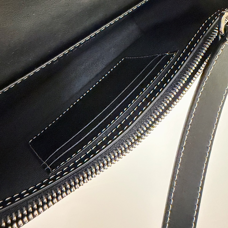 內裡膜都還在 無瑕疵 9.9新 Burberry 基本款 男女 斜背包-4