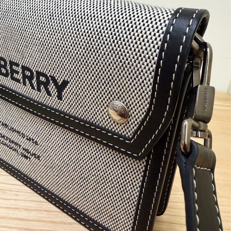 內裡膜都還在 無瑕疵 9.9新 Burberry 基本款 男女 斜背包-11