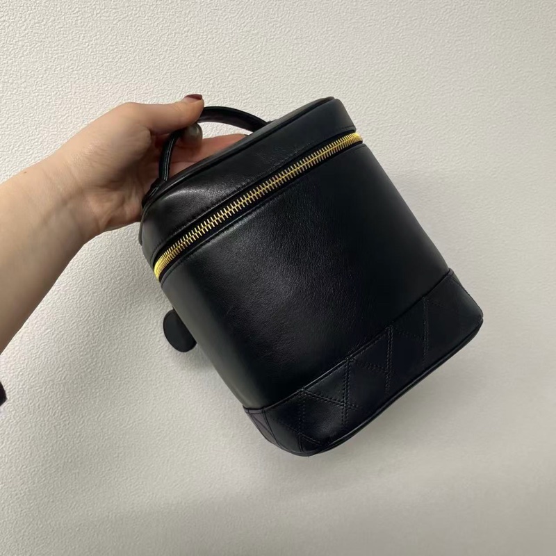 「JL精品代購」香奈兒黑金羊化妝桶包-0