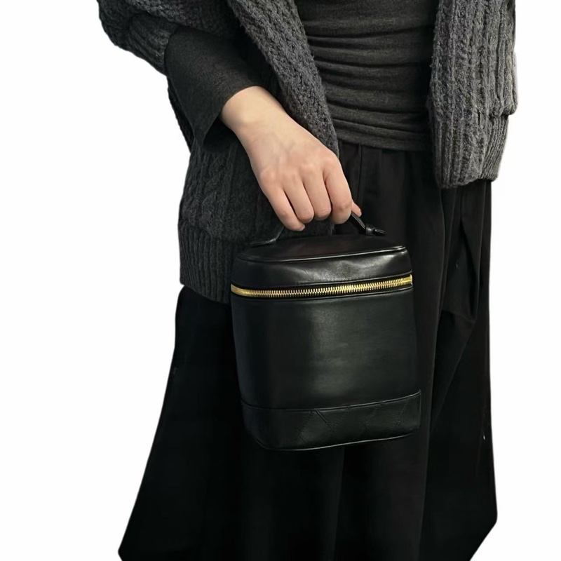 「JL精品代購」香奈兒黑金羊化妝桶包-1