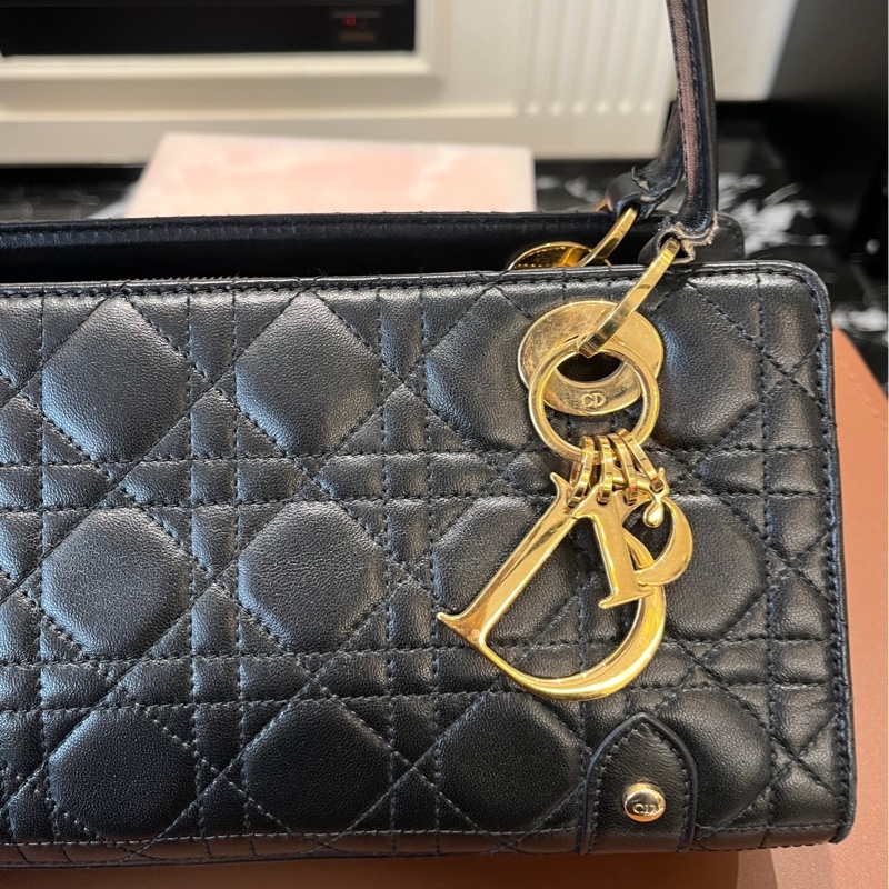 【1顆包背4季❗️經典圖案✨小資女孩👍🏻】Dior 中古橫版戴妃包 黑金羊皮 手提包 托特包-13