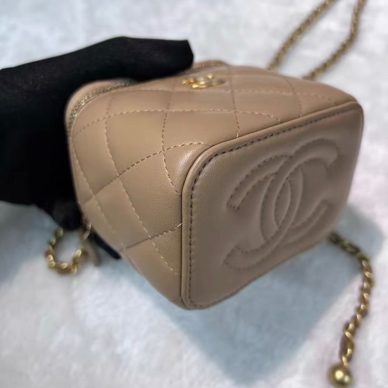 【96新 ✨ 全網最低價！】chanel 香奈兒 奶茶色 羊皮 斜挎包 Vanity With Chain 迷你盒子 羊皮帶金球（下單前先詢問庫存❗️）-1