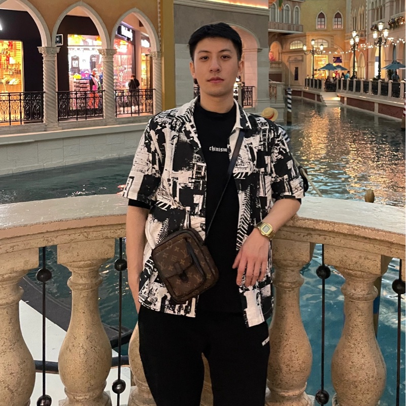 【97新✨型男必備🕴🏻全網最低價】LV 竪版相機包 Christopher黑色老花-0