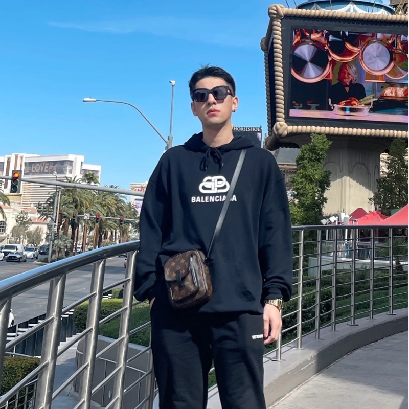 【97新✨型男必備🕴🏻全網最低價】LV 竪版相機包 Christopher黑色老花-1