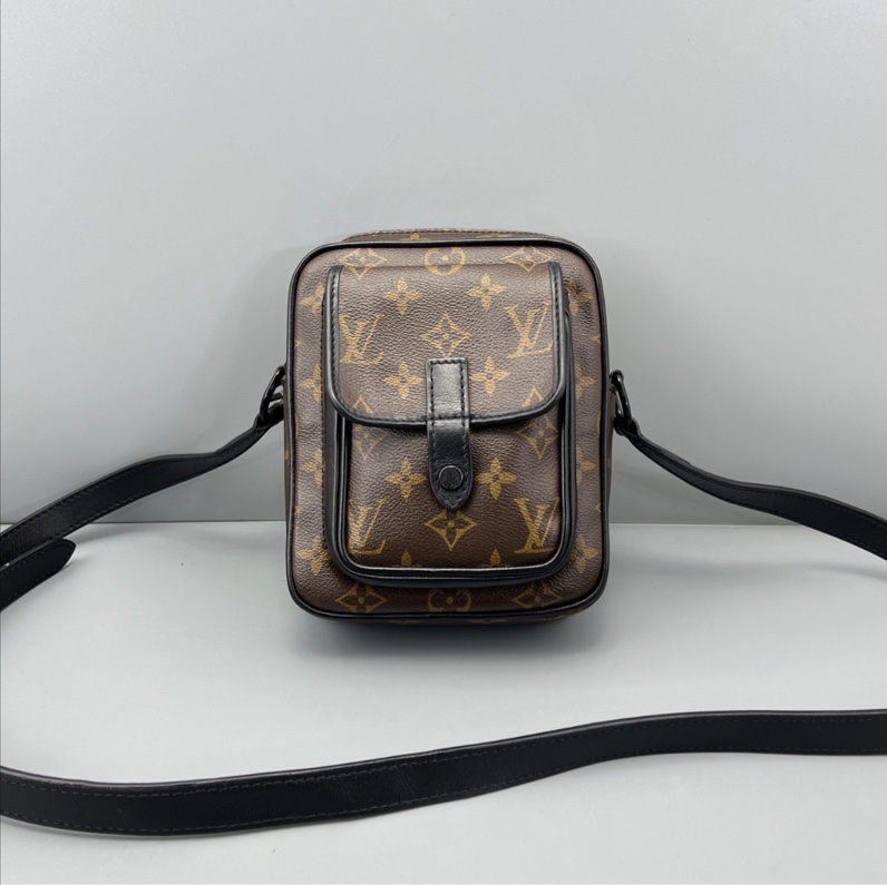 【97新✨型男必備🕴🏻全網最低價】LV 竪版相機包 Christopher黑色老花-4