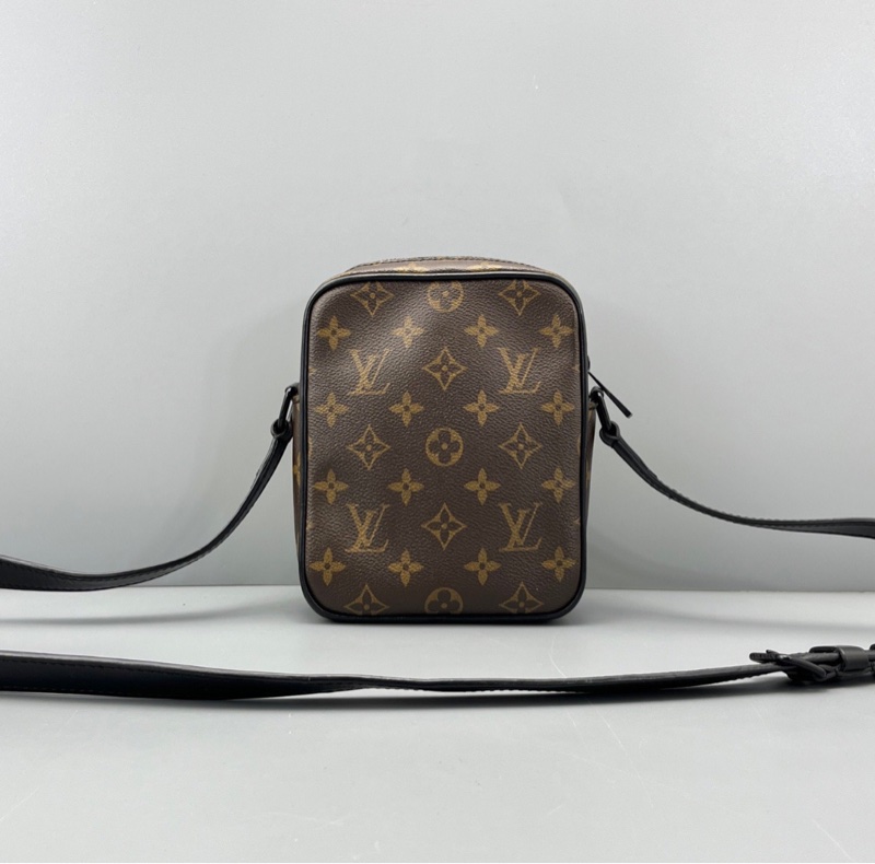 【97新✨型男必備🕴🏻全網最低價】LV 竪版相機包 Christopher黑色老花-5