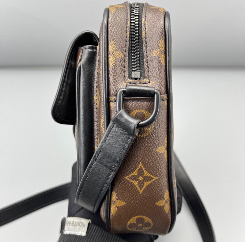 【97新✨型男必備🕴🏻全網最低價】LV 竪版相機包 Christopher黑色老花-6