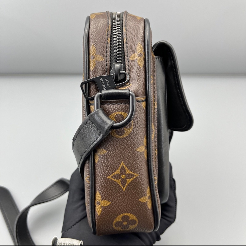 【97新✨型男必備🕴🏻全網最低價】LV 竪版相機包 Christopher黑色老花-7