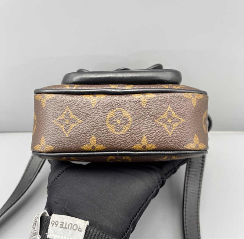 【97新✨型男必備🕴🏻全網最低價】LV 竪版相機包 Christopher黑色老花-8