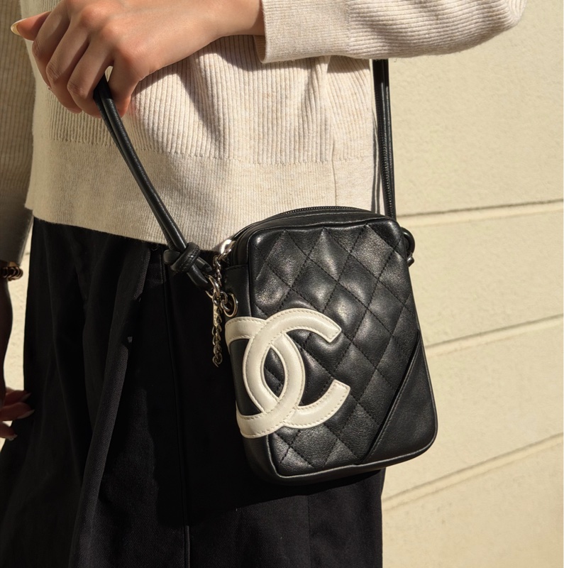 【96新 ✨ 全網最低價！】中古 Chanel香奈兒 Chanel mini 黑白康鵬相機包（下單前先詢問庫存❗️）-0