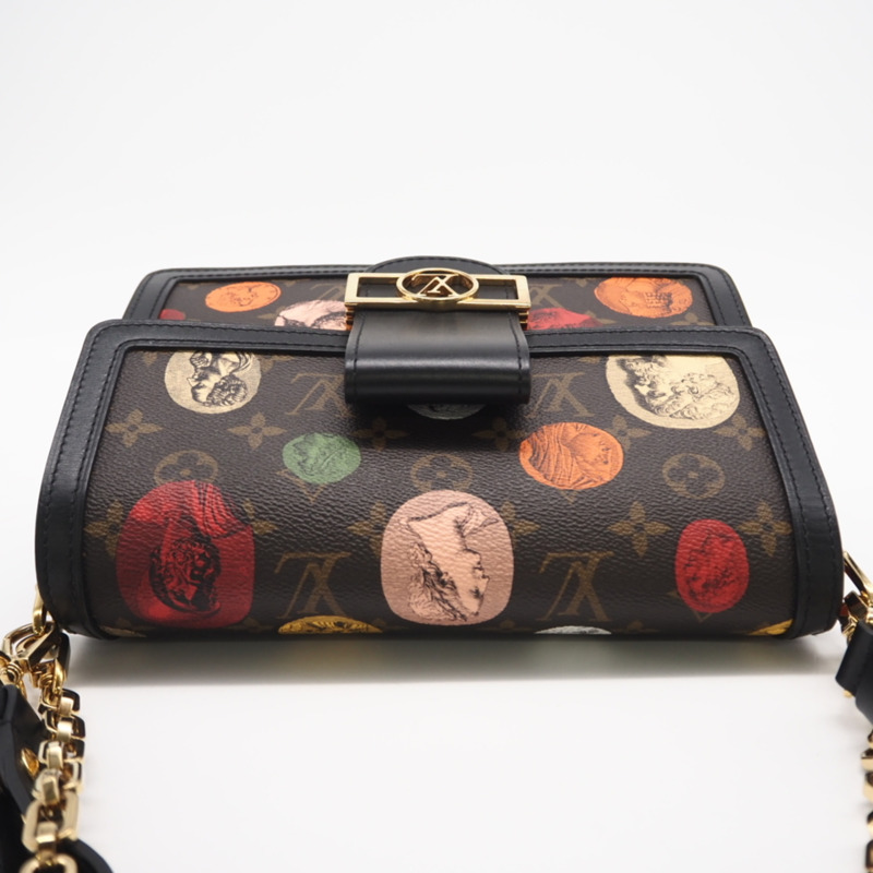 路易威登 (LOUIS VUITTON) 女士 Monogram Fornasetti Dauphine MM 兩用單肩背包，多色塗層帆布和皮革材質。-4