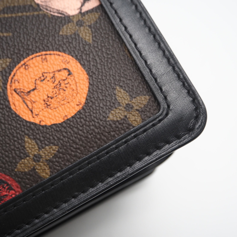 路易威登 (LOUIS VUITTON) 女士 Monogram Fornasetti Dauphine MM 兩用單肩背包，多色塗層帆布和皮革材質。-8