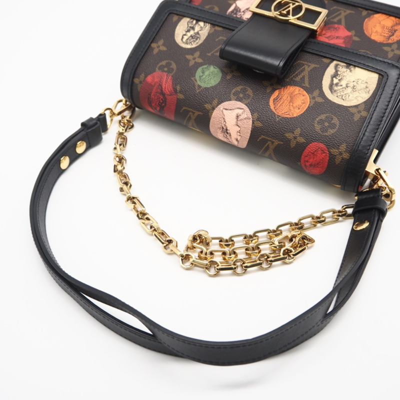 路易威登 (LOUIS VUITTON) 女士 Monogram Fornasetti Dauphine MM 兩用單肩背包，多色塗層帆布和皮革材質。-9