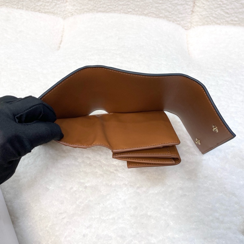 CELINE 賽琳 Triomphe老花三折短夾 原花拼棕色牛皮 金釦零錢短夾 小包必備 10D572-7