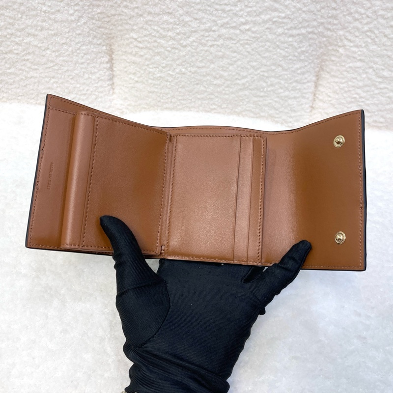 CELINE 賽琳 Triomphe老花三折短夾 原花拼棕色牛皮 金釦零錢短夾 小包必備 10D572-8