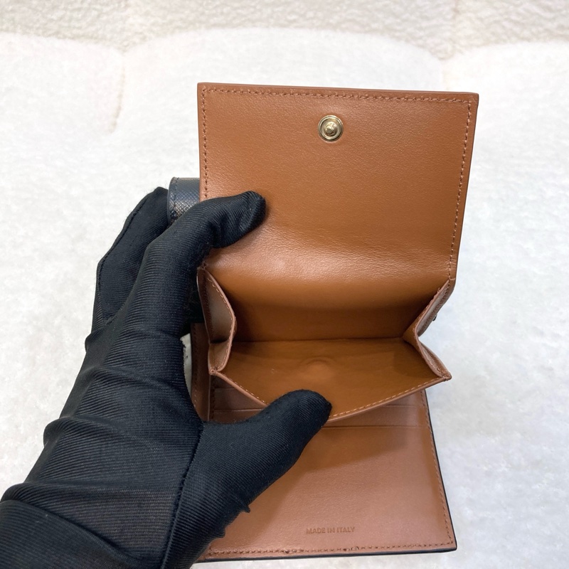 CELINE 賽琳 Triomphe老花三折短夾 原花拼棕色牛皮 金釦零錢短夾 小包必備 10D572-9