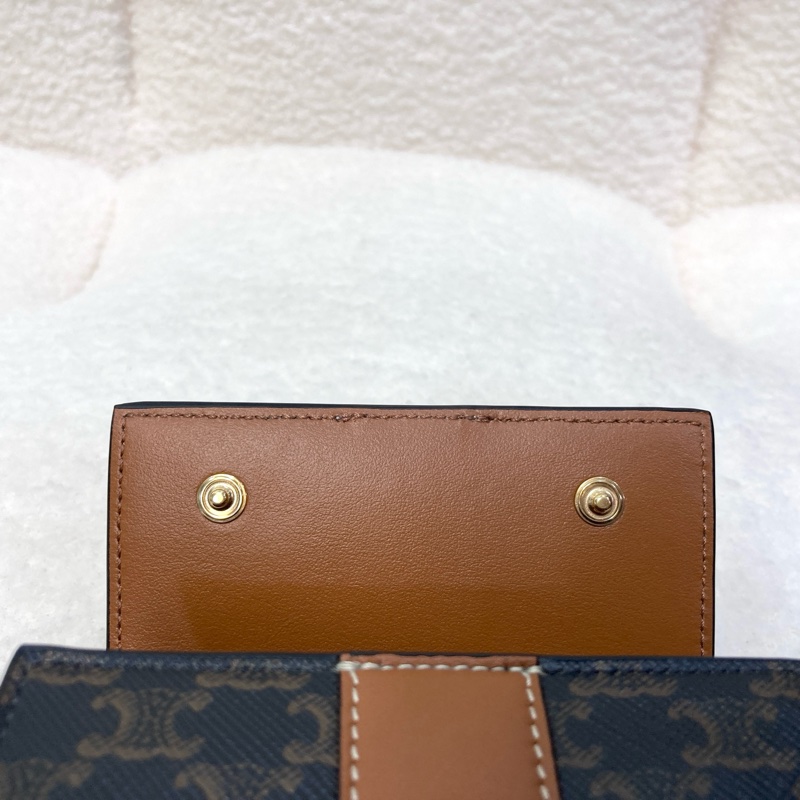 CELINE 賽琳 Triomphe老花三折短夾 原花拼棕色牛皮 金釦零錢短夾 小包必備 10D572-10