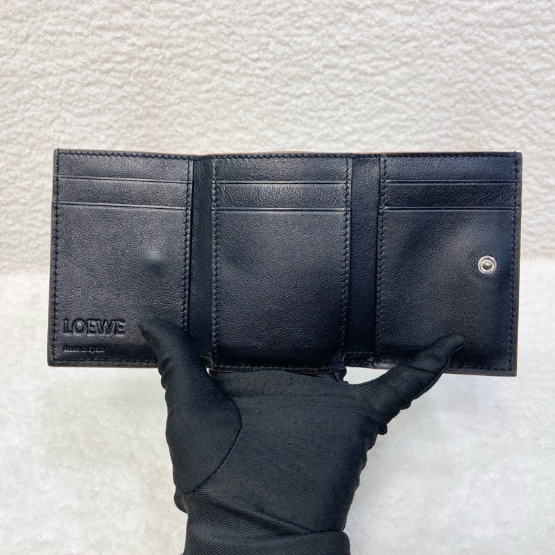 LOEWE 羅意威 Anagram Trifold三折短夾 黑拼棕色牛皮 銀釦短夾 小包必備 C821TR2X02-7