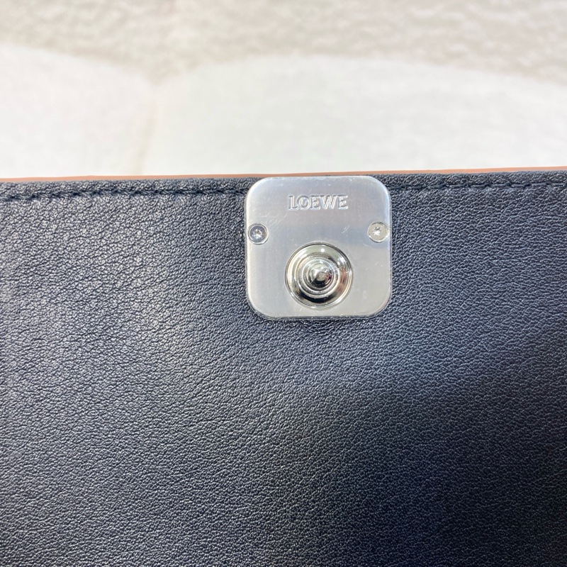 LOEWE 羅意威 Anagram Trifold三折短夾 黑拼棕色牛皮 銀釦短夾 小包必備 C821TR2X02-11