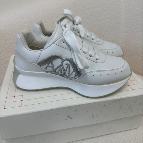 麥昆ALEXANDER MCQUEEN Runner 白色刺繡款
