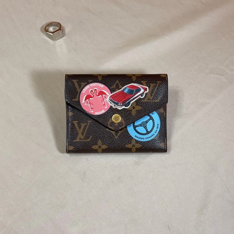 ✨近新閒置 LV 金豆豆限量徽章 3折8卡短夾-1