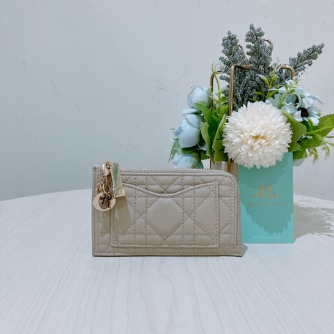 TK1958.  戴妃包 羊皮純色藤格紋 Logo 字母吊飾卡包 Lady Dior Cosmos Zipper Card Holder Lambskin Beige