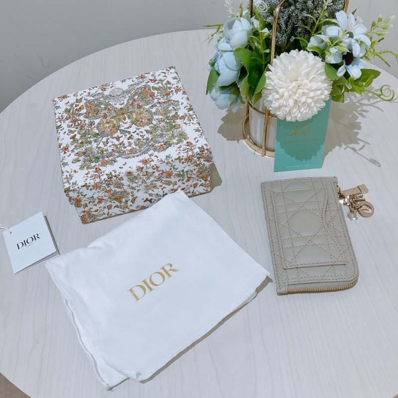 TK1958.  戴妃包 羊皮純色藤格紋 Logo 字母吊飾卡包 Lady Dior Cosmos Zipper Card Holder Lambskin Beige-12