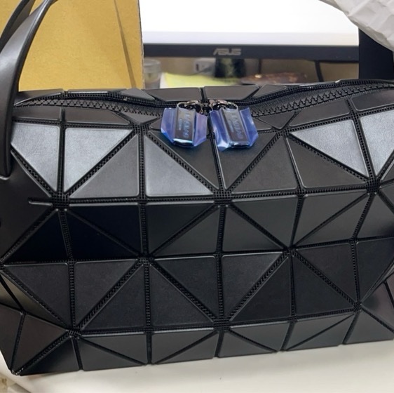 ISSEY MIYAKE 三宅一生 BAOBAO 皮紋方格4x6手提包(黑色)-0