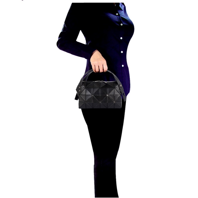 ISSEY MIYAKE 三宅一生 BAOBAO 皮紋方格4x6手提包(黑色)-4