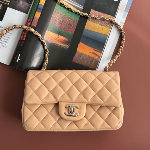 Mini CF 20 經典迷你口蓋包 ::CHANEL:: 奶茶色羊皮菱格紋淡金雙C方胖子斜背鍊包 口蓋包 Classic Flap 20cm Mini Bag